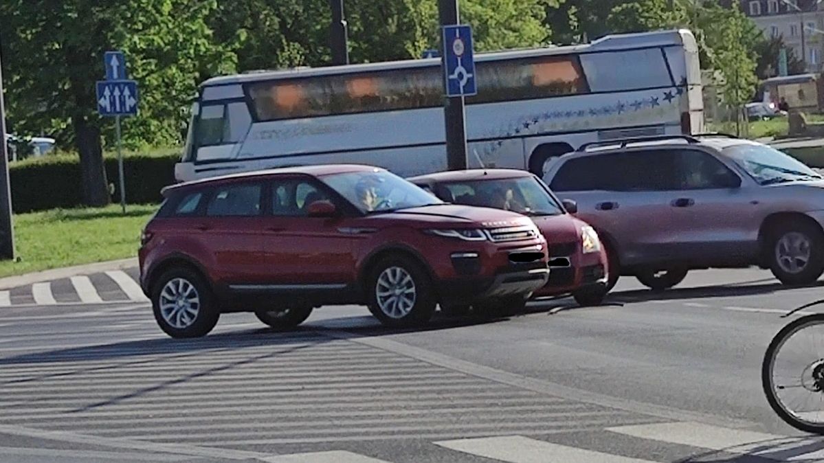 Zderzenie Range Rover i Suzuki na rondzie Mohyły