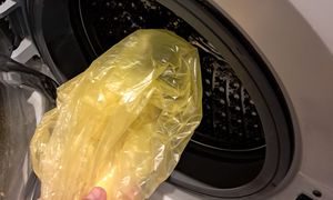 Włóż do pralki razem z praniem. Uciążliwy problem zniknie