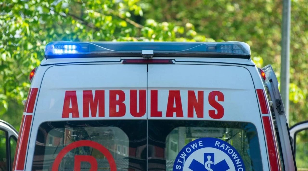 Poznań: Dziecko w stanie zagrożenia życia na kąpielisku Rusałka. Karetka nie mogła dojechać przez źle zaparkowane auta