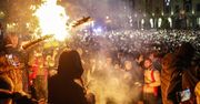 Wielki protest w Tbilisi. Podpalili kukłę oligarchy, ogień w parlamencie