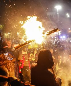 Wielki protest w Tbilisi. Podpalili kukłę oligarchy, ogień w parlamencie