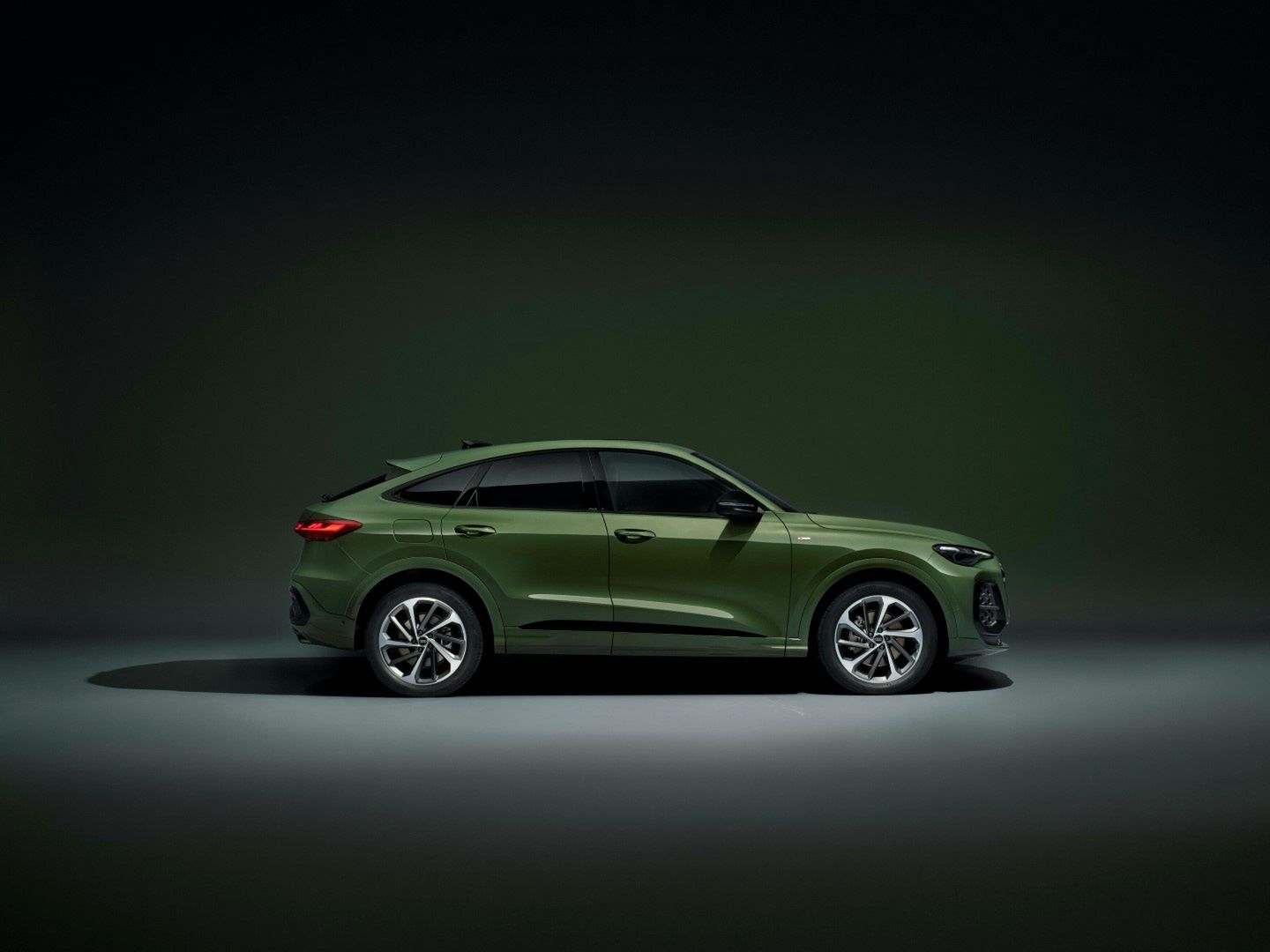 Static photo,
Colour: District green metallic