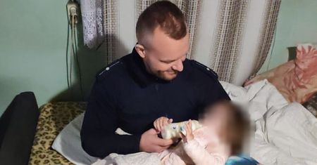 Policjanci nakarmili dwulatkę. Rodzice byli kompletnie pijani
