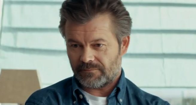 Jacek Braciak jako nieprzejednany ojciec w reklamie oferty telewizyjnej Cyfrowego Polsatu z IPTV (wideo)