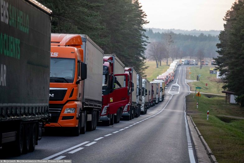 Doba czekania na granicy. Gigantyczny korek tirów w Bobrownikach