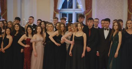 Studniówka Zespołu Szkół w Kowalu. Zobaczcie, co działo się na parkiecie