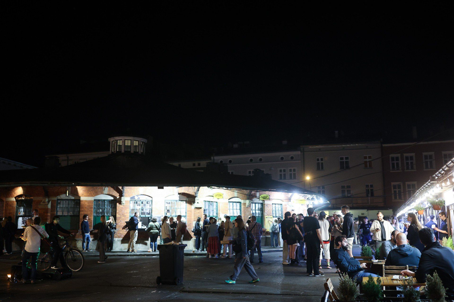 Nocny Kraków w weekend z soboty na niedzielę