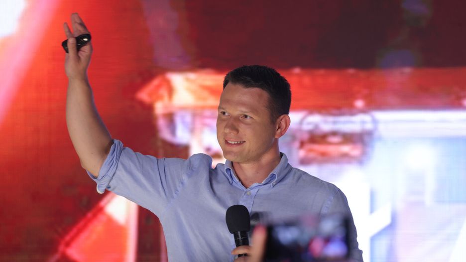 SZCZECIN, POLAND - SEPTEMBER 16: Slawomir Mentzen, co-leader of the Konfederacja alliance of right-wing and far-right political parties, greets supporters at an election campaign rally on September 16, 2023 in Szczecin, Poland. The party is currently in third place in polls ahead of Polish parliamentary elections scheduled for October 15. (Photo by Sean Gallup/Getty Images)