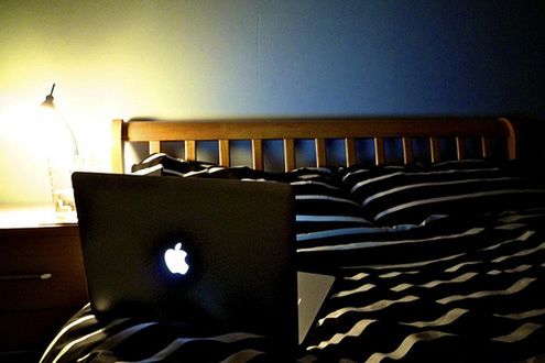 Apple w łóżku (Fot. Flickr/Xelcise/Lic. CC by)