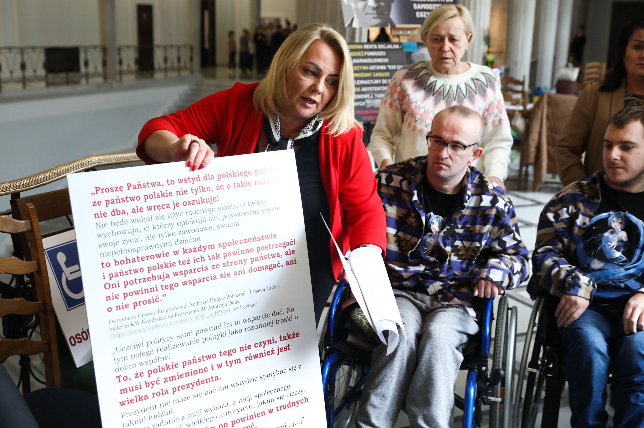 Iwona Hartwich
Warszawa, 24.03.2023. Pos�anka Koalicji Obywatelskiej Iwona Hartwich (L) podczas konferencji prasowej na korytarzu Sejmu w Warszawie, 24 bm. Pos�anka poinformowa�a o zawieszeniu protestu os�b niepe�nosprawnych oraz ich opiekun�w w budynku Sejmu. (amb) PAP/Tomasz Gzell
Tomasz Gzell
korytarz, korytarza, kuluary, niepe�nosprawni, obywatelski, okupacja, opiekunowie, osoby niepe�nosprawne, polityk, polityka, posiedzenie, projest, protest, renta, sejm, sejmowe, sejmowego, sejmowy, Sejmu, socjalna, ustawy
