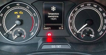 Dlaczego nie warto grzać silnika na postoju? 5 konkretnych powodów