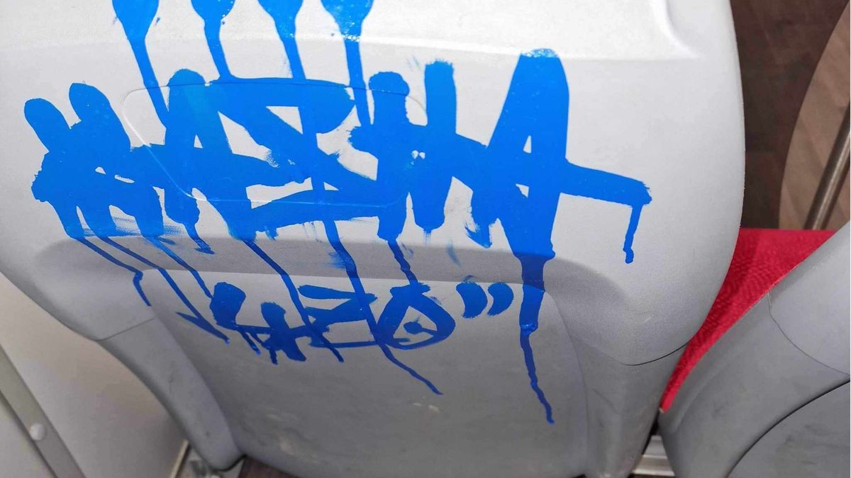 Grafficiarz grasuje po świdnickich autobusach