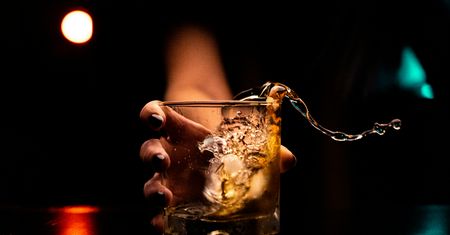 Celebryci reklamowali alkohol w social-mediach. Staną przed sądem