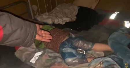Dzieci owinięte w worki na śmieci. Przejmujące nagranie z podziemi Mariupola