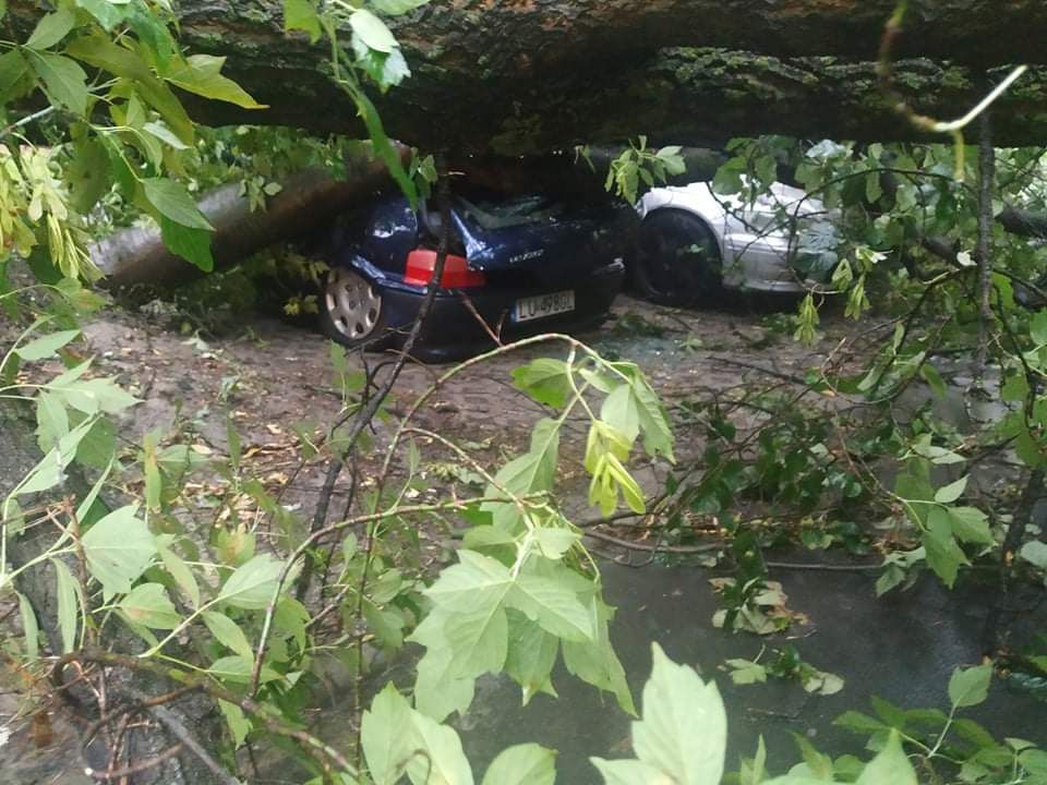 Przygniecione auta na ul. Braci Wieniawskich