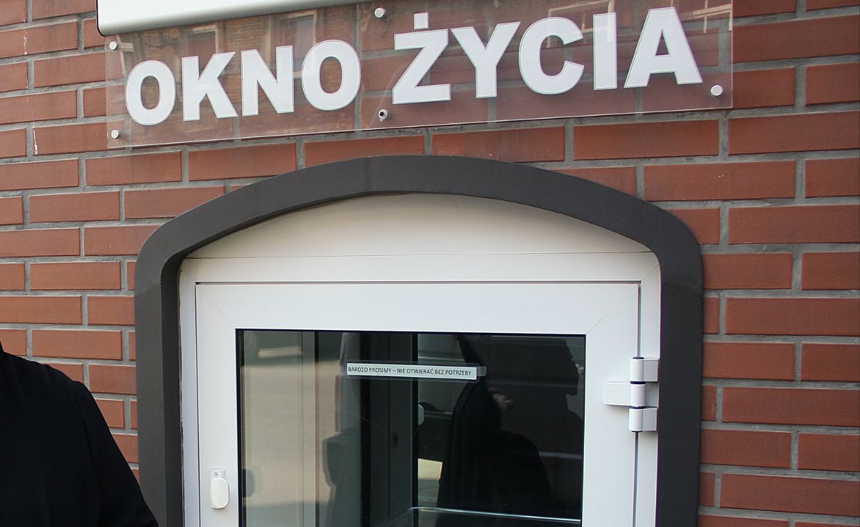 W oknie życia zostawiono małą dziewczynkę
