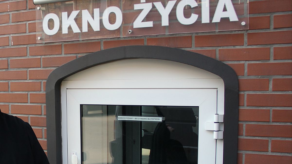 W oknie życia zostawiono małą dziewczynkę