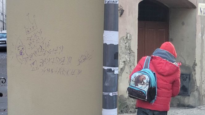 Pomalował ścianę teatru pisakiem w Lublinie. 