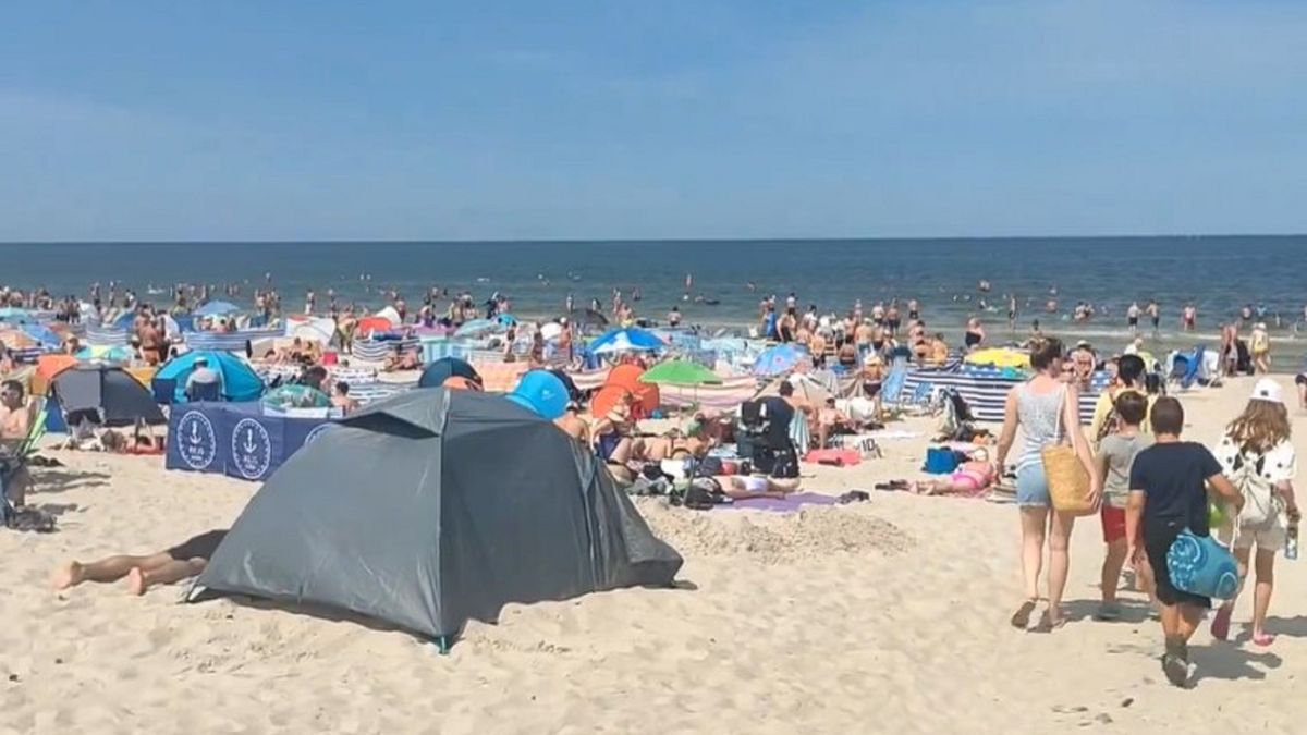 Tłumy na plaży w Łebie.