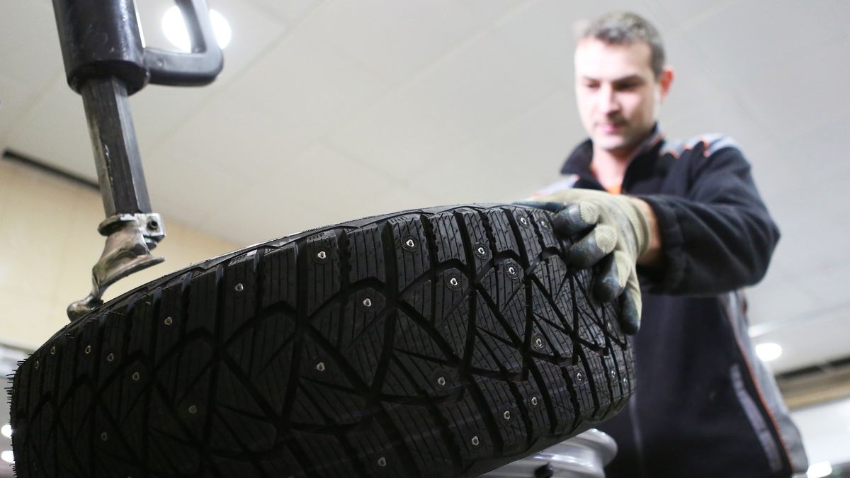 Opony z kolcami dają niesamowitą przyczepność, ale nie można ich używać na drogach publicznych.