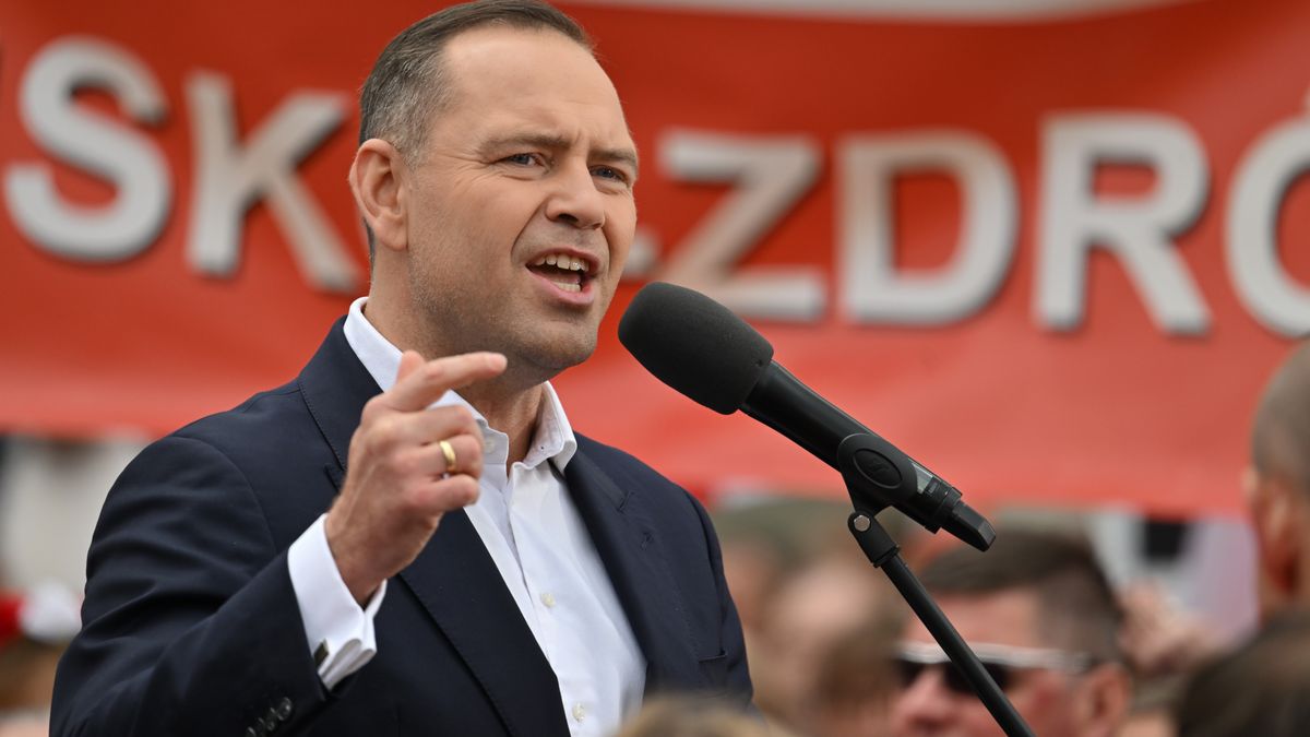 Kielce, 11.05.2025. Wybory Prezydenta RP 2025 - kampania. Kandydat Komitetu Obywatelskiego w zbliżających się wyborach na fotel prezydenta RP, popierany przez Prawo i Sprawiedliwość prezes Instytutu Pamięci Narodowej Karol Nawrocki podczas spotkania wyborczego na Placu Artystów w Kielcach, 11 bm. (jm) PAP/Piotr Polak