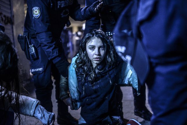 Pierwsze miejsce w kategorii - wiadomości, zdjęcie pojedyncze zdobyła fotografia młodej dziewczyny po tym jak została ranna podczas starć z policją w Ankarze w czasie zamieszek na pogrzebie 15-letniego chłopca, który zmarł na skutek obrażeń poniesionych podczas protestów antyrządowych.