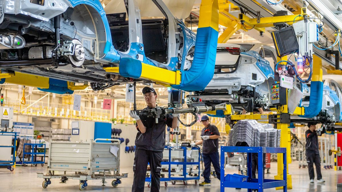 Fabryka samochodów Geely - m.in. na elektryczne pojazdy tej marki chce nałożyć cła Unia Europejska