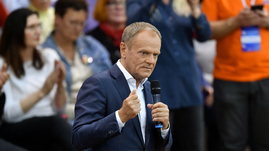 Donald Tusk i Rafa? Trzaskowski na spotkaniu w Krakowie
Fot. Artur Barbarowski/East News Krakow 15.05.2023. Donald Tusk i Rafal Trzaskowski w hali sportowej TS Wisla Krakow podczas spotkania z mieszkancami. 
N/z: Donald Tusk
Artur Barbarowski