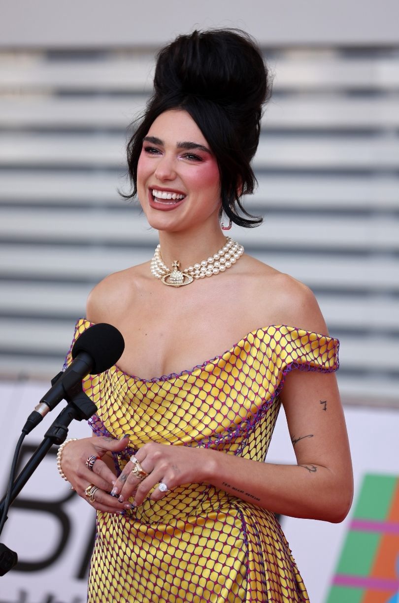 Brit Awards 2021. Dua Lipa pozuje w sukni Vivienne Westwood