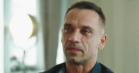 W hicie gra twardziela. Gdy mówi o matce, drży mu głos