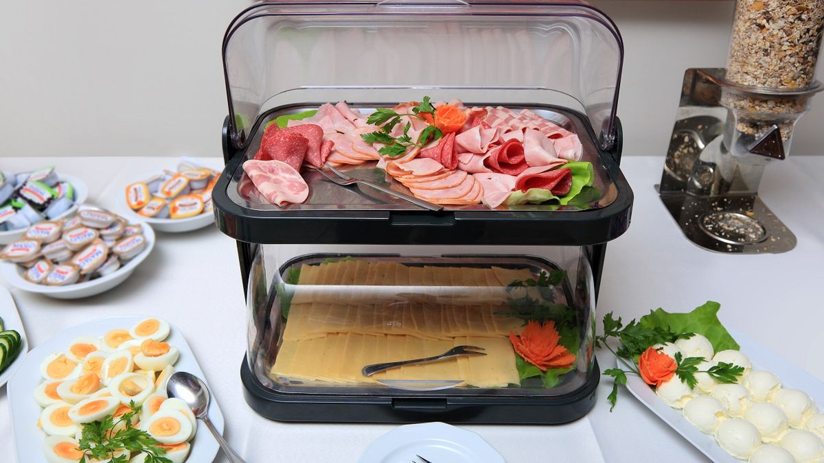 Na komunii będzie szwedzki stół? Trzymaj się tych zasad, bo inaczej spalisz się ze wstydu