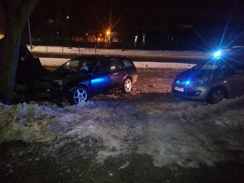 43-latek ponownie próbował uciec policji, jednak tym razem jego "rajd" zakończył się na drzewie