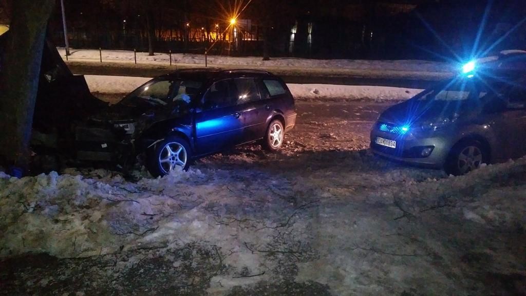 43-latek ponownie próbował uciec policji, jednak tym razem jego "rajd" zakończył się na drzewie