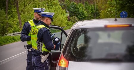 Wysyłał buziaki do policjantów. Teraz musi zapłacić srogi mandat