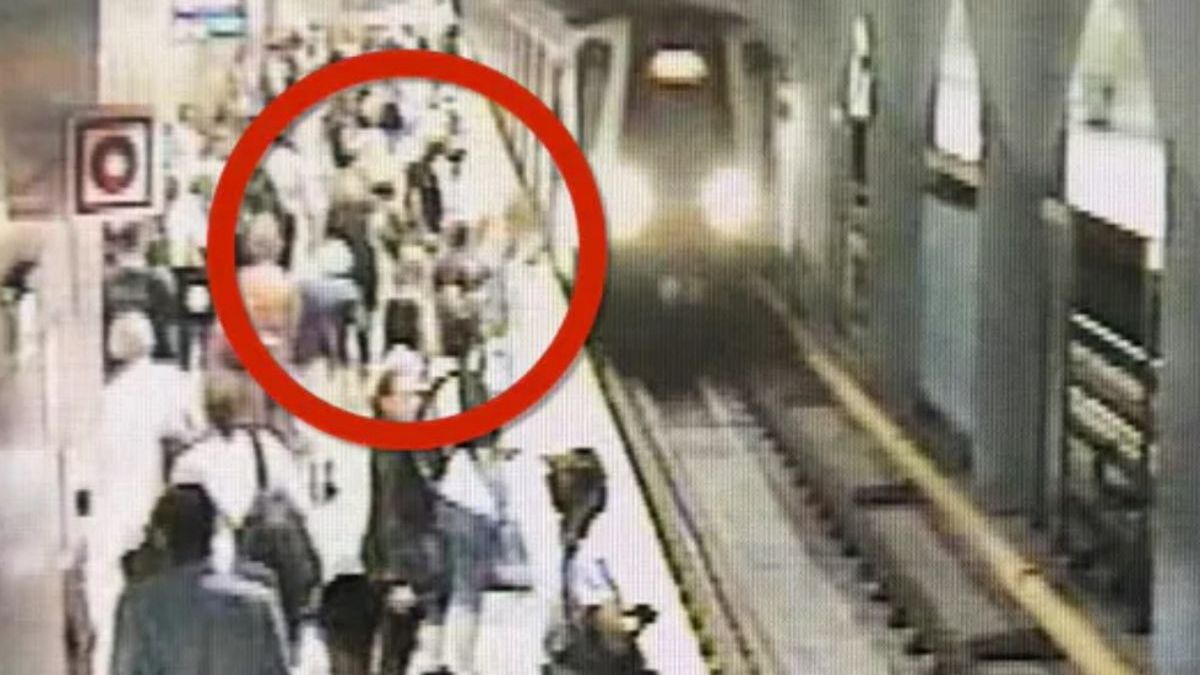 Próba wepchnięcia kobiety pod metro w Warszawie