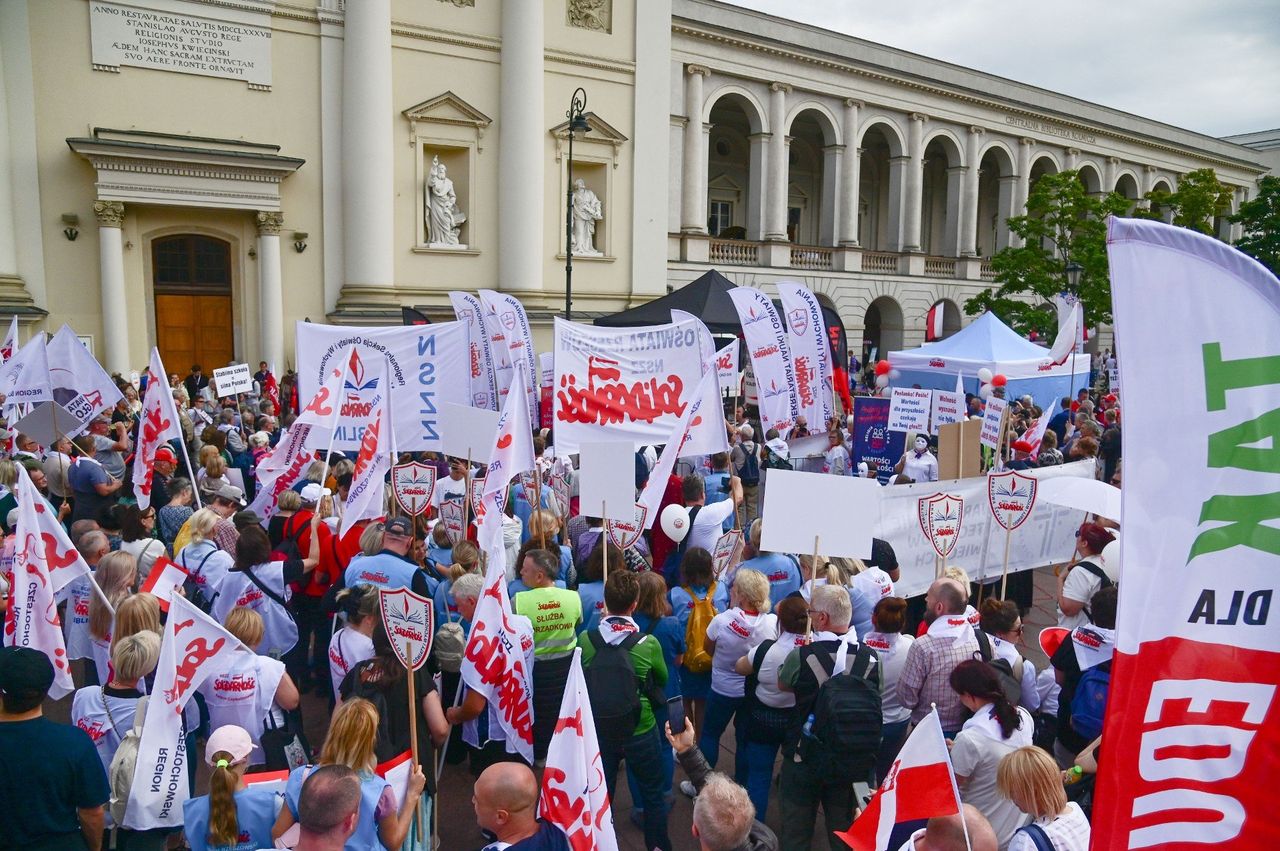 Warszawa: Nauczyciele wychodzą na ulice. "Cisza ma wyrazić zmęczenie"