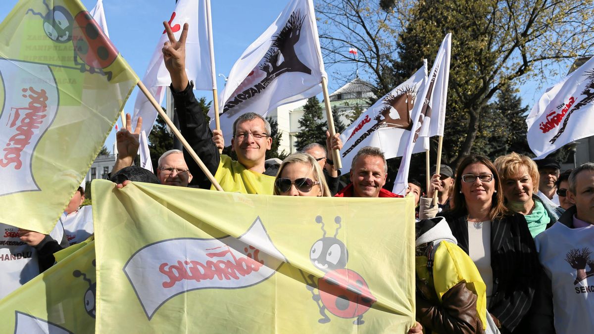 Związkowcy chcą 500 zł podwyżki dla pracowników Biedronki. Sieć odpowiada