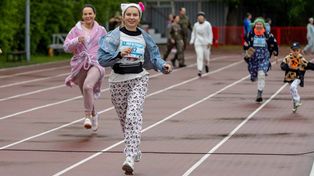II Bieg w Piżamach w Białymstoku. Wielka akcja charytatywna w Zwierzyńcu. Stadion lekkoatletyczny wypełniony dobrocią serca