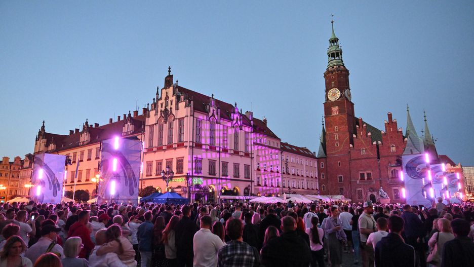 Wrocław, 19.06.2025. Iluminacje na Rynku z okazji Święta Wrocławia, 19 bm. Przez trzy wieczory wrocławskie Sukiennice oraz Ratusz zamienią się w scenę świetlnych iluminacji i opowieści. Zachodnia fasada Ratusza, wraz z jego wieżą, stanie się tłem dla videomappingu pod tytułem ?Miasto zaklęte w czasie? ? wizualnej podróży przez historię Wrocławia. (sko) PAP/Maciej Kulczyński