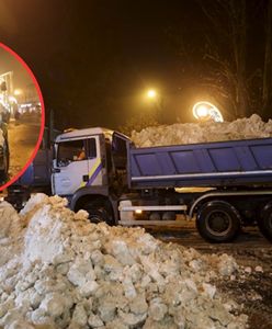 Absurdalne sceny w Zakopanem. Ciężarówki wywożą śnieg nocami