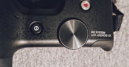 Kilka miesięcy z Samsungiem Galaxy NX. Nowy "klasyk" ze smartfonem za plecami