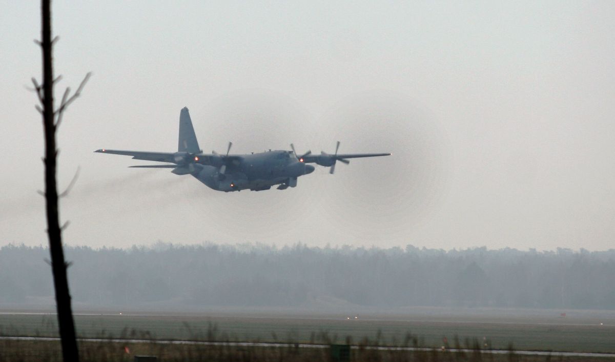 Kraków: awaryjne lądowanie samolotu Hercules C130 na lotnisku w Balicach