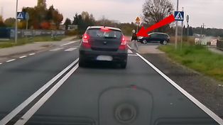 Sieć aż płonie. Ponad 1000 komentarzy. Zakapturzona piesza nagrana
