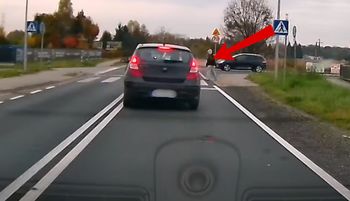 Sieć aż płonie. Ponad 1000 komentarzy. Zakapturzona piesza nagrana