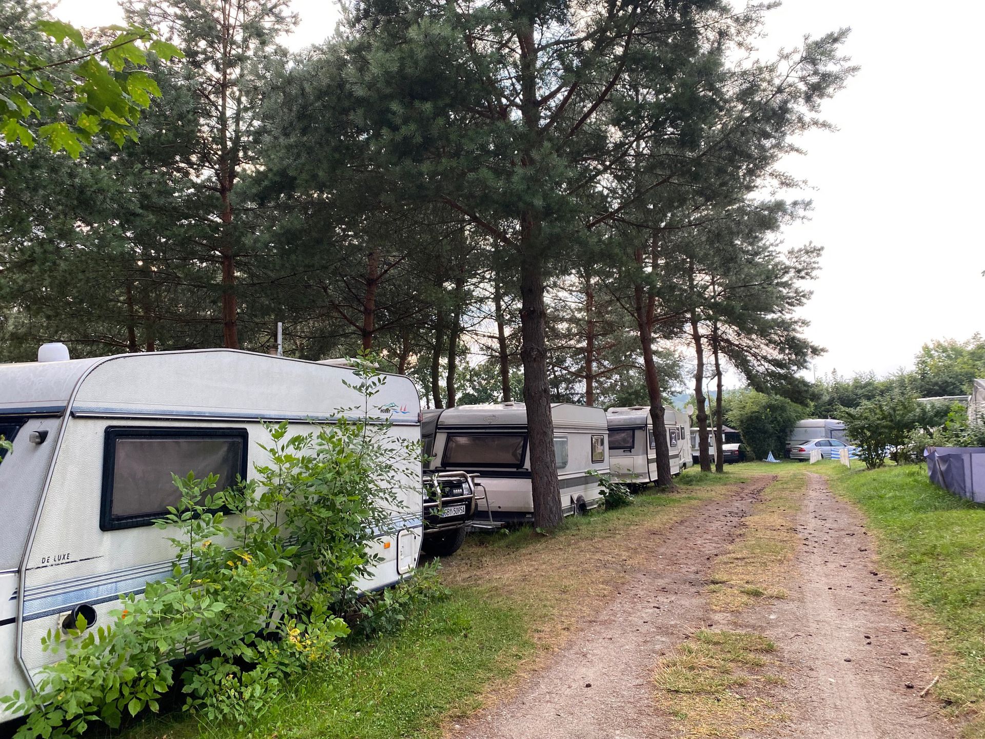 Biwakowicze nocują w kamperach i namiotach. Niektórzy zatrzymali się na dłużej 