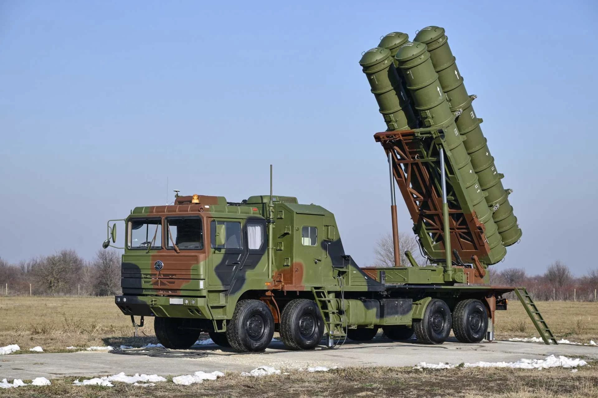 Wyrzutnia rakiet systemu FK-3 posadowiono na podwoziu ciężarówki