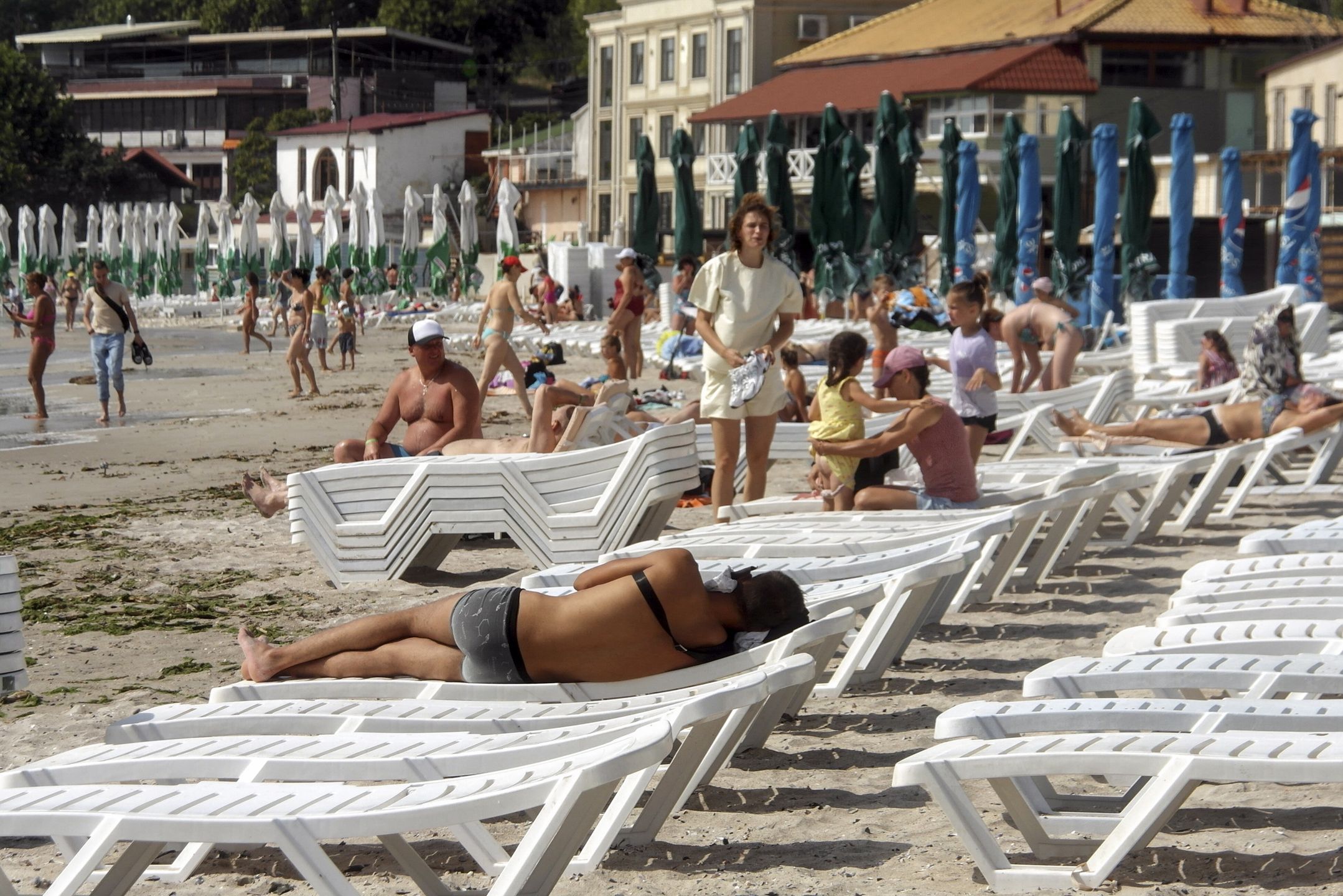 Ukraińcy odpoczywają na plażach w rejonie Odessy