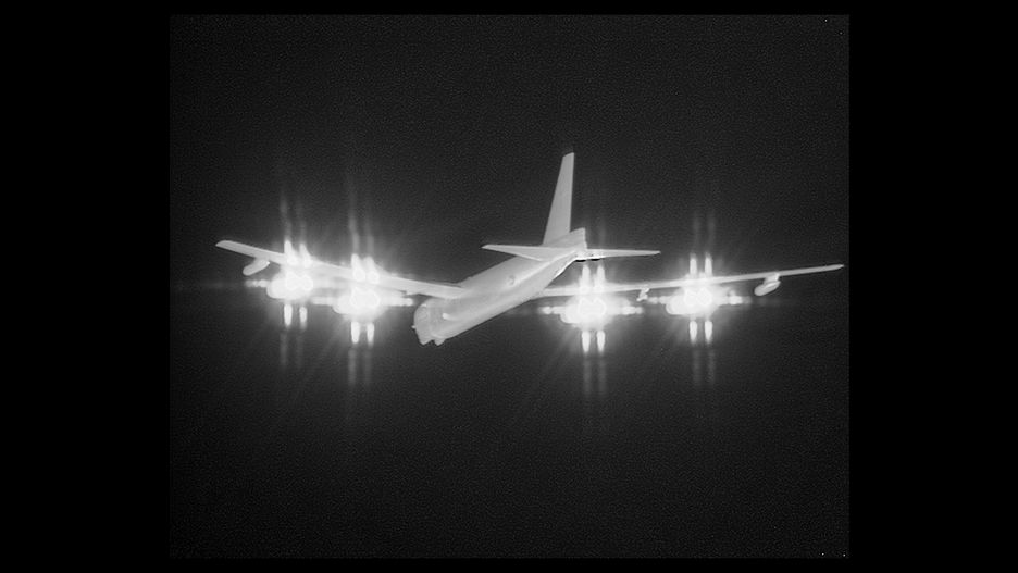 B-52 widziany z norweskiego samolotu P-8