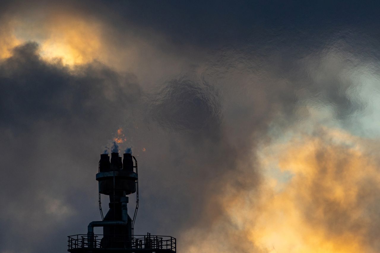 Flare over the refinery (illustrative photo)