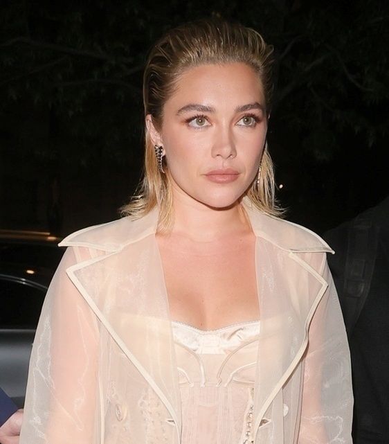 Florence Pugh "przyłapana" w prześwitującej kreacji z gorsetem